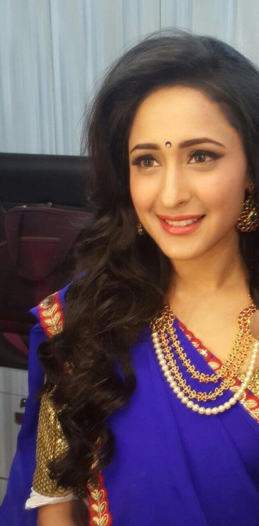 Celebrity TV Look â€“ Blue Saree with Gold Jewellery